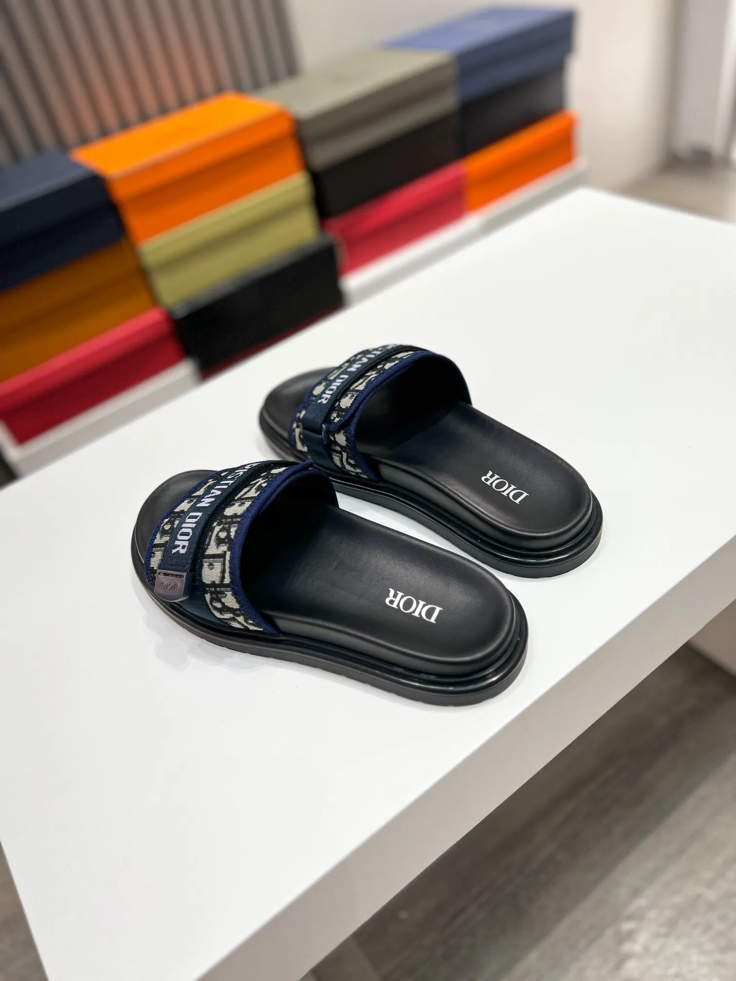 Men's men's shoes💰320【DIOR】🐝🐝Top version. 2024ss Dior’s latest men’s slippers are a must-have. Dior Alias ​​Men's Genuine Leather Slippers This summer new Alias ​​sandal embodies a casual and elegant style. Carefully crafted from grained cow leather and Oblique printed fabric, with cowhide lining! Cross-strap design with metal-clad brass CD Diamond logo. The imported cowhide leather and rubber sole adds sophistication and comfort, while Oblique print-effect anti-slip panels add style. Size39-44 (customized at 38.45)